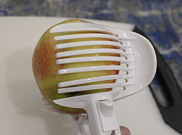 Wholesale Multifunctional Handheld Tomato Lemon Slicer Holder Round Fruits Onion Shredder Cutter Guide Tongs